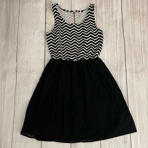 XHILARATION Women’s Sleeveless Sundress Black & White Chevron Pattern Sz Medium